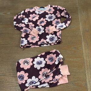 The Pink Closet Pajamas 2-Piece Set XS (Fits 4T) Long Sleeve Top & Pants